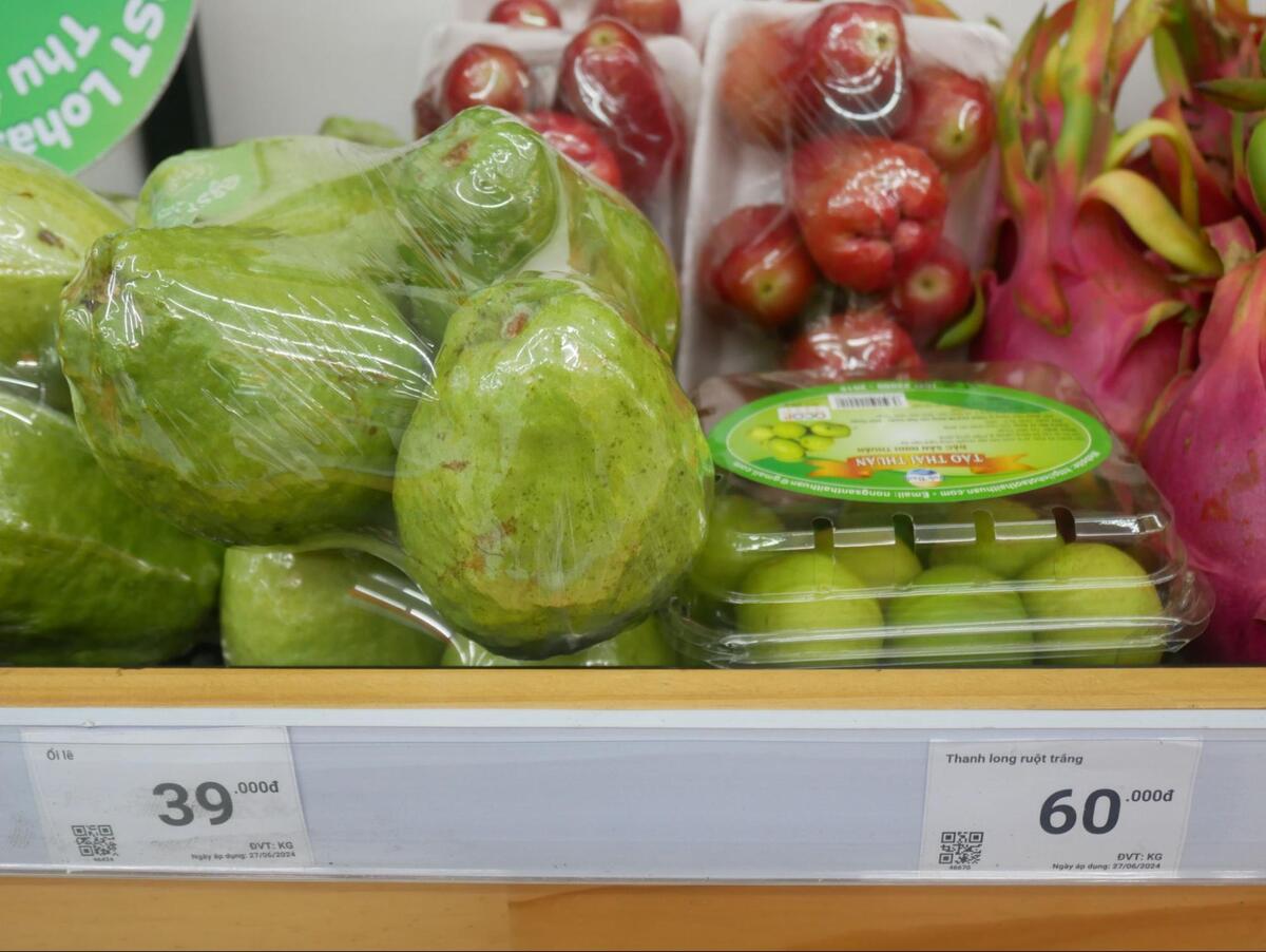 フルーツが袋詰めされ、値段が表示されているため安心して購入できます。