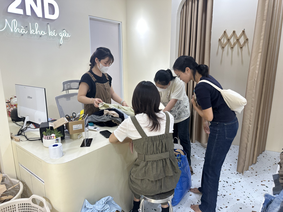 店のスタッフが服の状態を確認します。