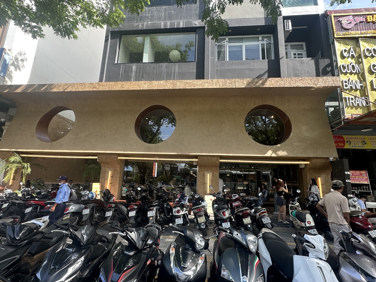 平日でも大人気！お店の前にバイクがたくさん並んでいます。