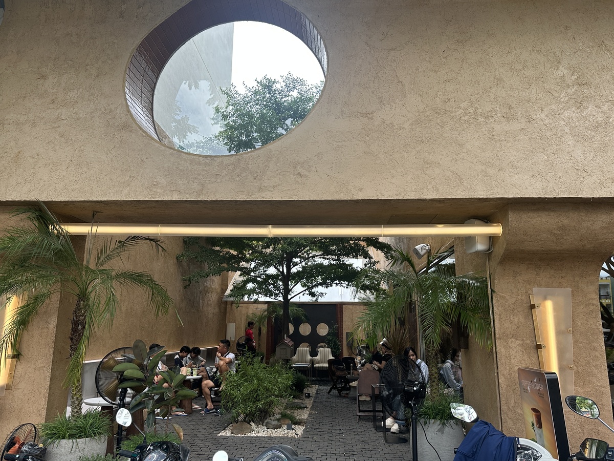 屋外エリアは約15席ほどあり、開放的な空間となっています。