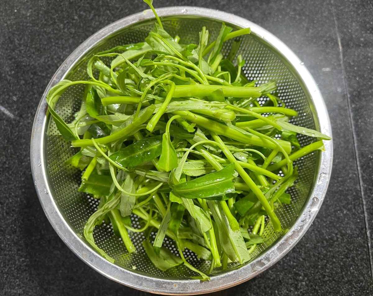 野菜を洗う