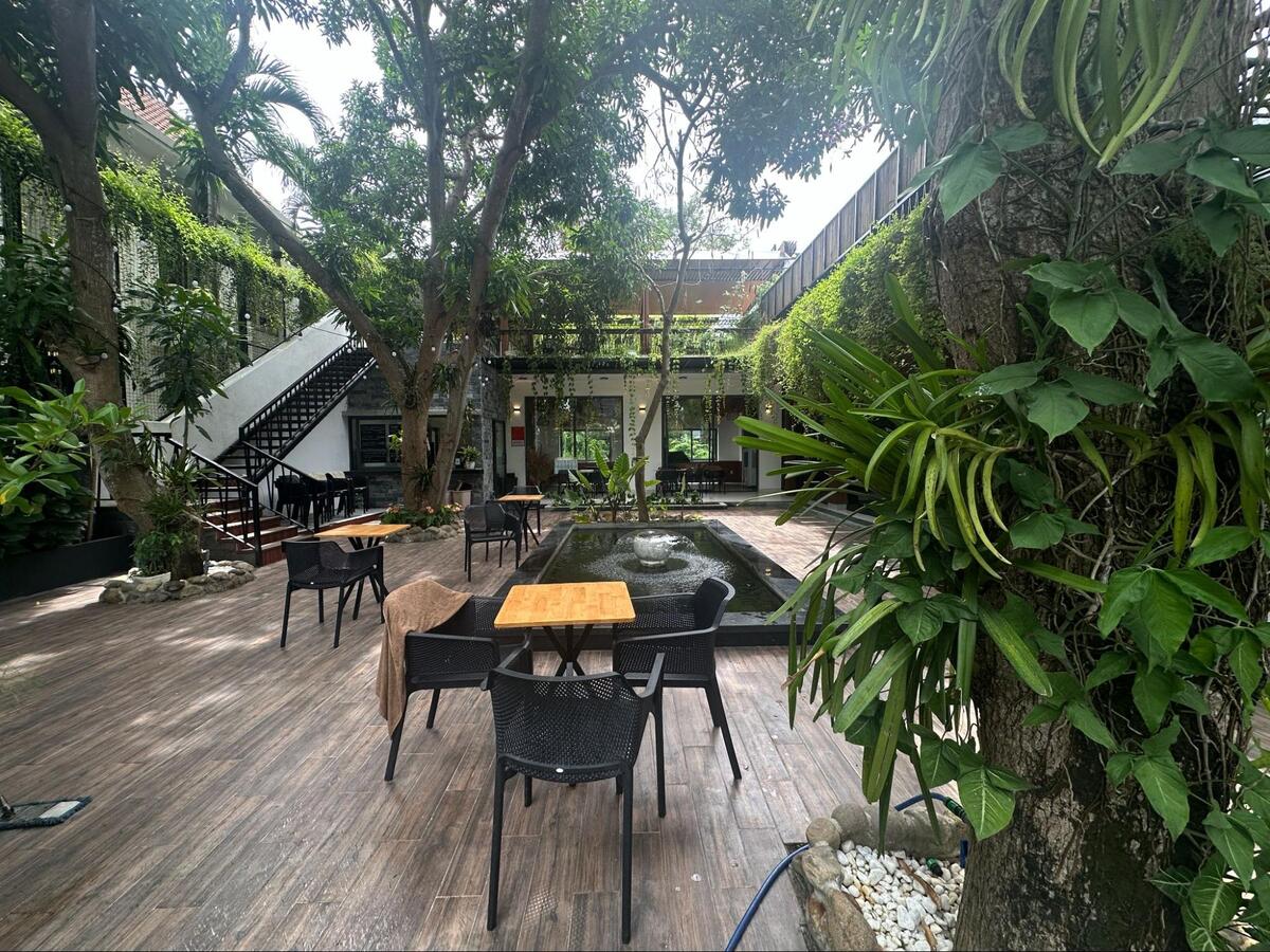 緑に囲まれた空間で外気浴が出来ます。