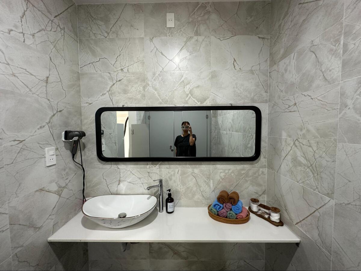 お手洗いには、ドライヤー、タオル、綿棒、コットンなどのアメニティーが揃っています。