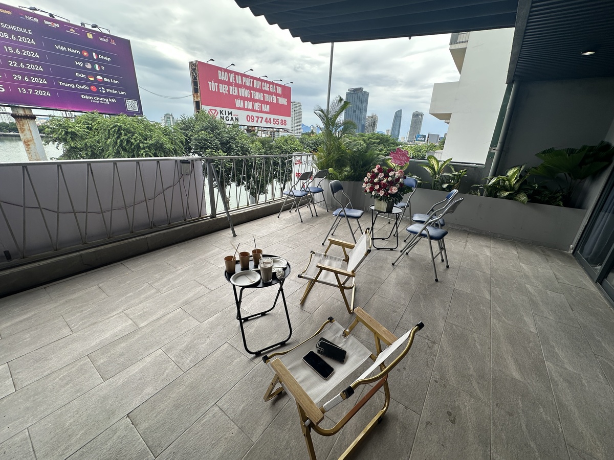 4階にはスムージー＆プロテインが飲めるカフェスペースが出来ました。