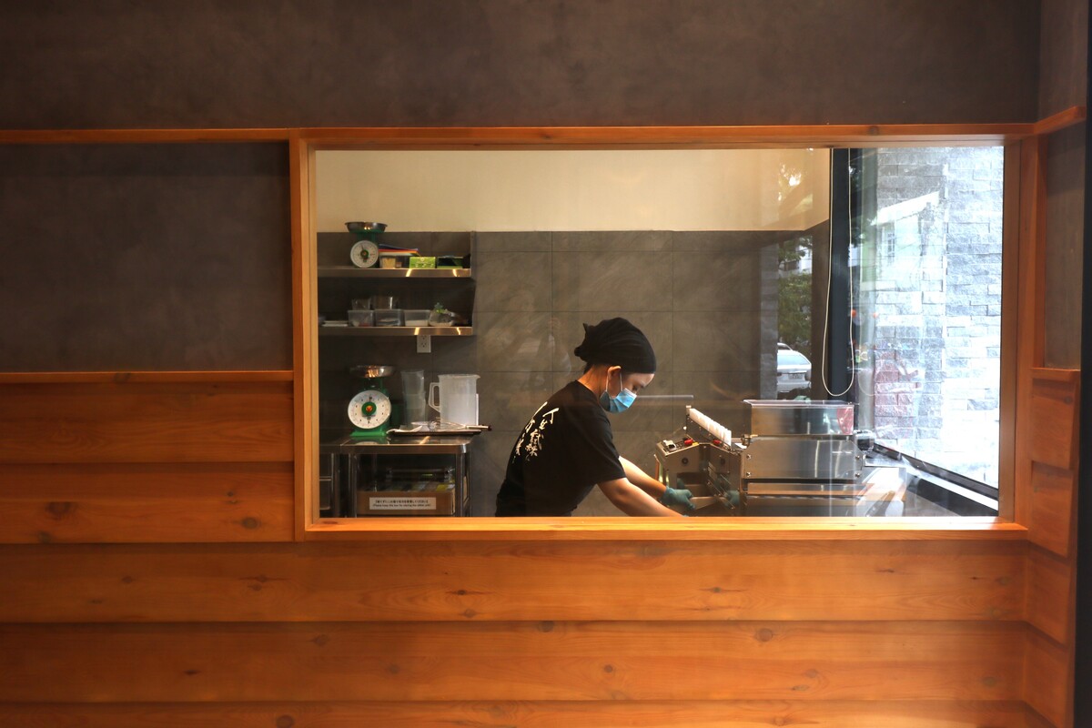 店内で自家製麺の太麺が作られています。