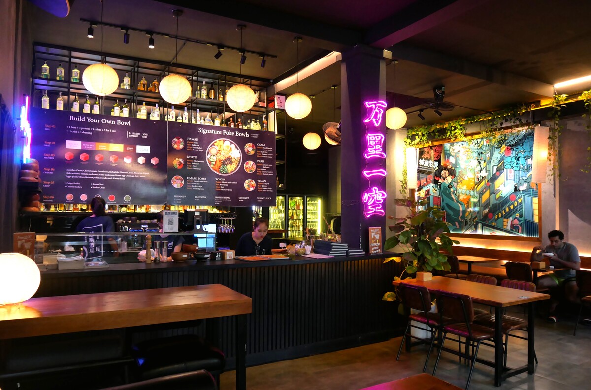 ネオンがかわいいデザインの店内です。