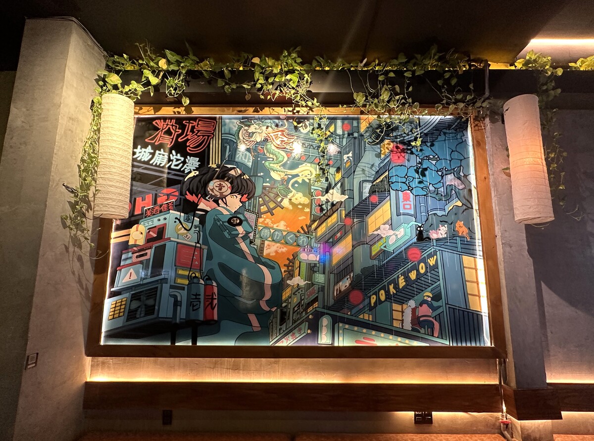 2024年8月に完成された絵には、ナルトやジブリの日本マンガの人気キャラクターがところどころに隠れています。