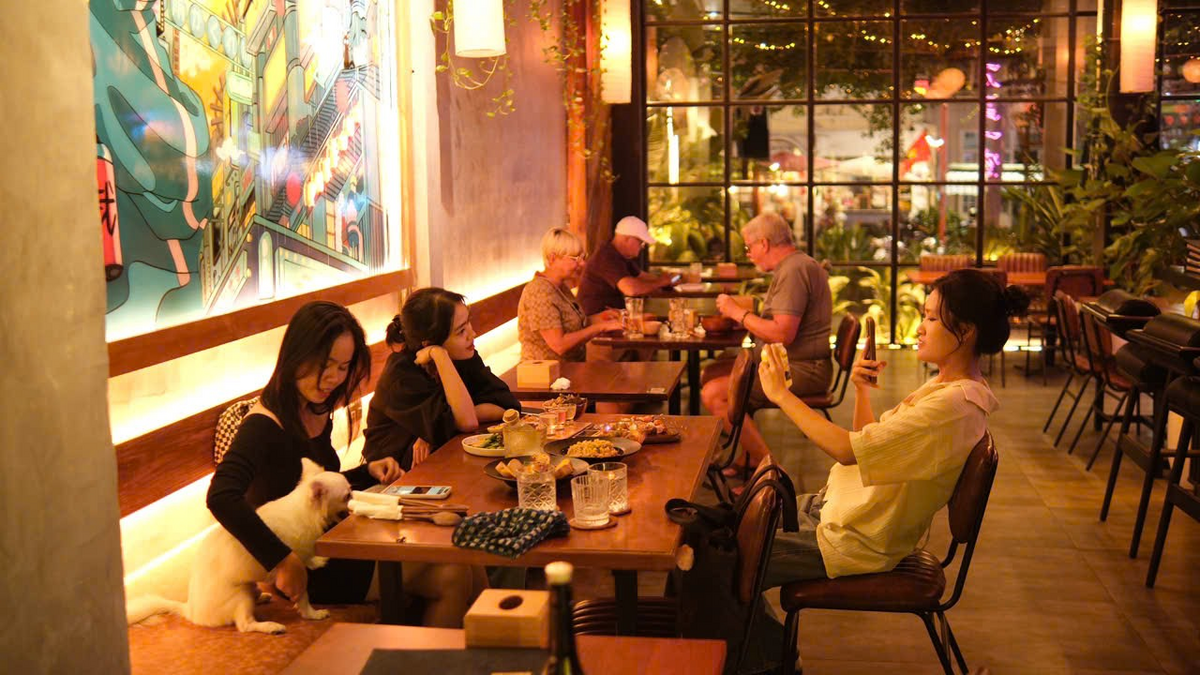 店内はテーブルとカウンターの席があります。