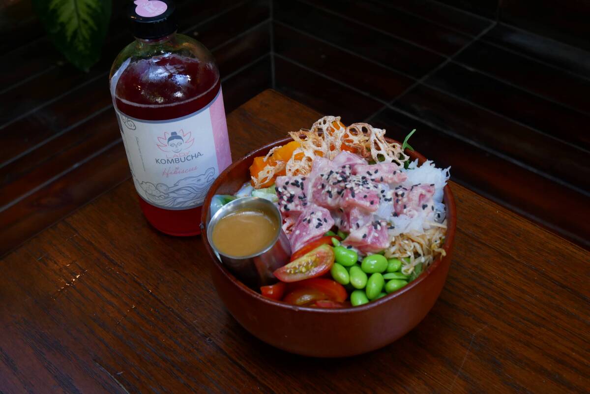 ポケ丼、サラダボールを自分でカスタマイズして食べることも出来ます。