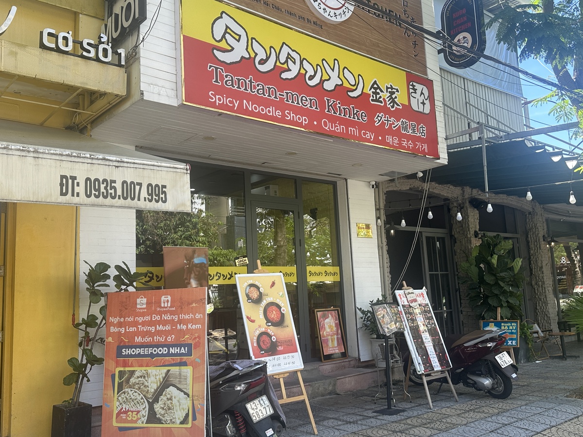 お店は居酒屋Yenや鮨兵衛等の人気日本レストランがあるNguyen Chi Thanh通りに位置し、KuroChan Kitchenの建物の下の一階にあります。