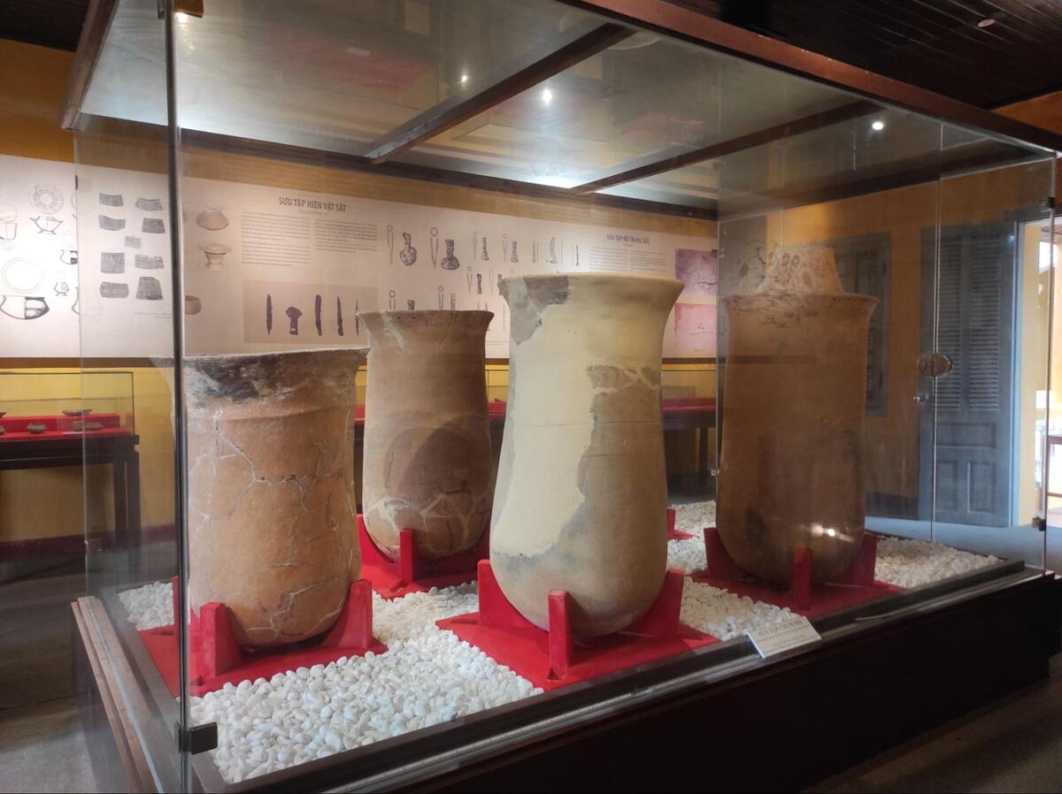 甕棺墓は甕や壺を棺として埋葬する墓のことで様々なサイズがあり形も多様です。