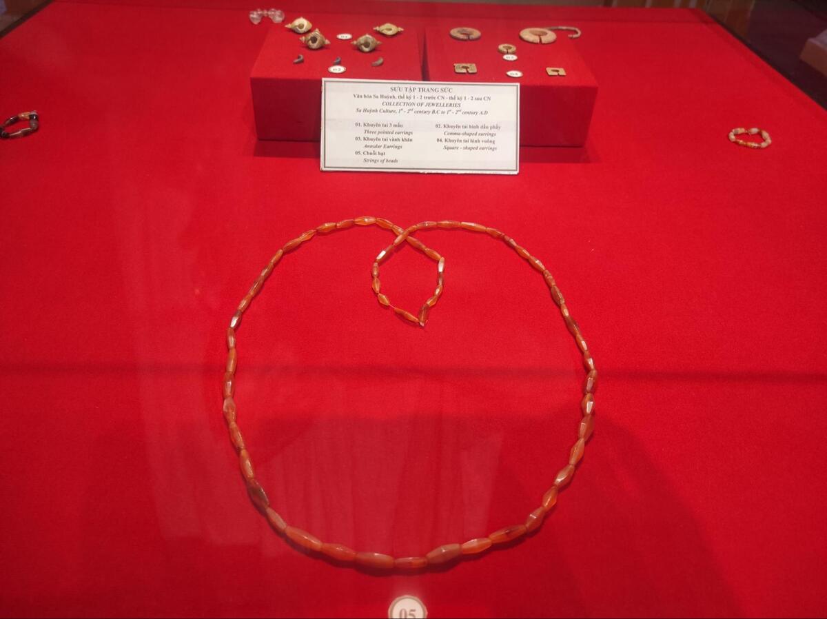 瑪瑙のネックレスや貝殻から作られたピアス等のアクセサリーもサーフィン文化時代の時に制作し、着用されたそうです。