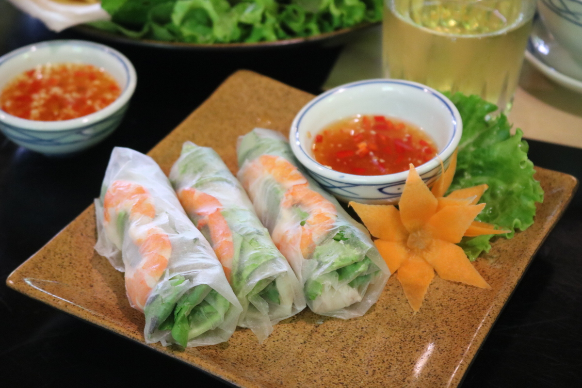 エビや生野菜、米粉ブンなどを薄いライスペーパーで巻き、チリソースをつけて食べる料理です。