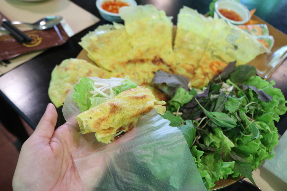 ベトナム風お好み焼きとも言われ、エビや豚肉、もやしを米粉の生地を使用し、油で揚げた料理です。