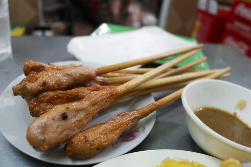 ネムルイは、豚ひき肉をレモングラスの棒や竹の箸に巻きつけて焼いた料理です。