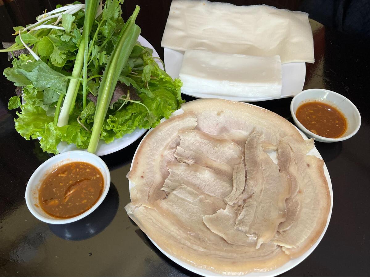 バンチャンクオン・ティッヘオはダナン・クアンナムの名物であり、ライスペーパーで野菜や蒸した豚肉を巻いて、マムネムをつけて食べる料理です。