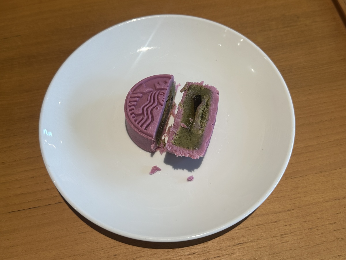 ベトナムの中秋節に欠かせない月餅を楽しむ