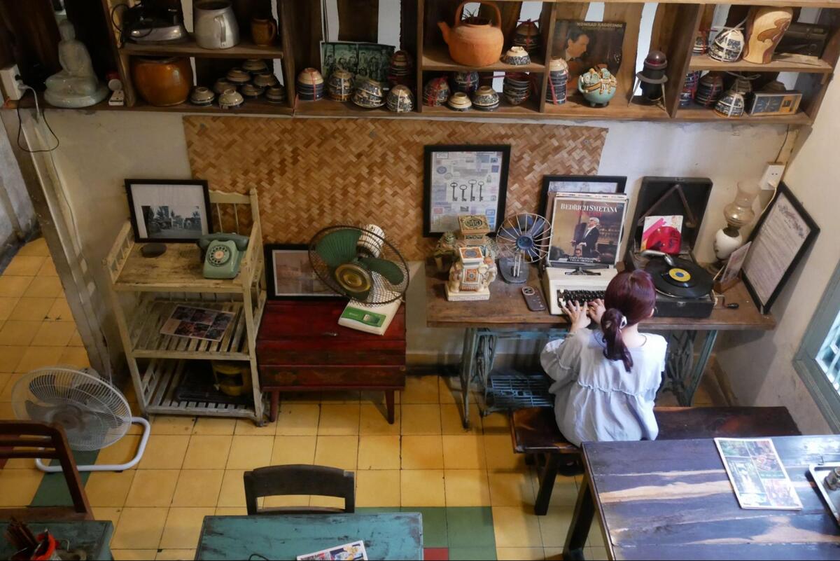 古道具が飾られ、タイムスリップしたような空間です。