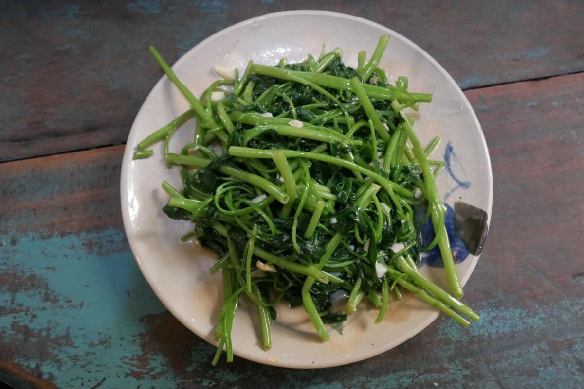Rau muống xào(空心菜の炒め)：45,000VND(約260円)