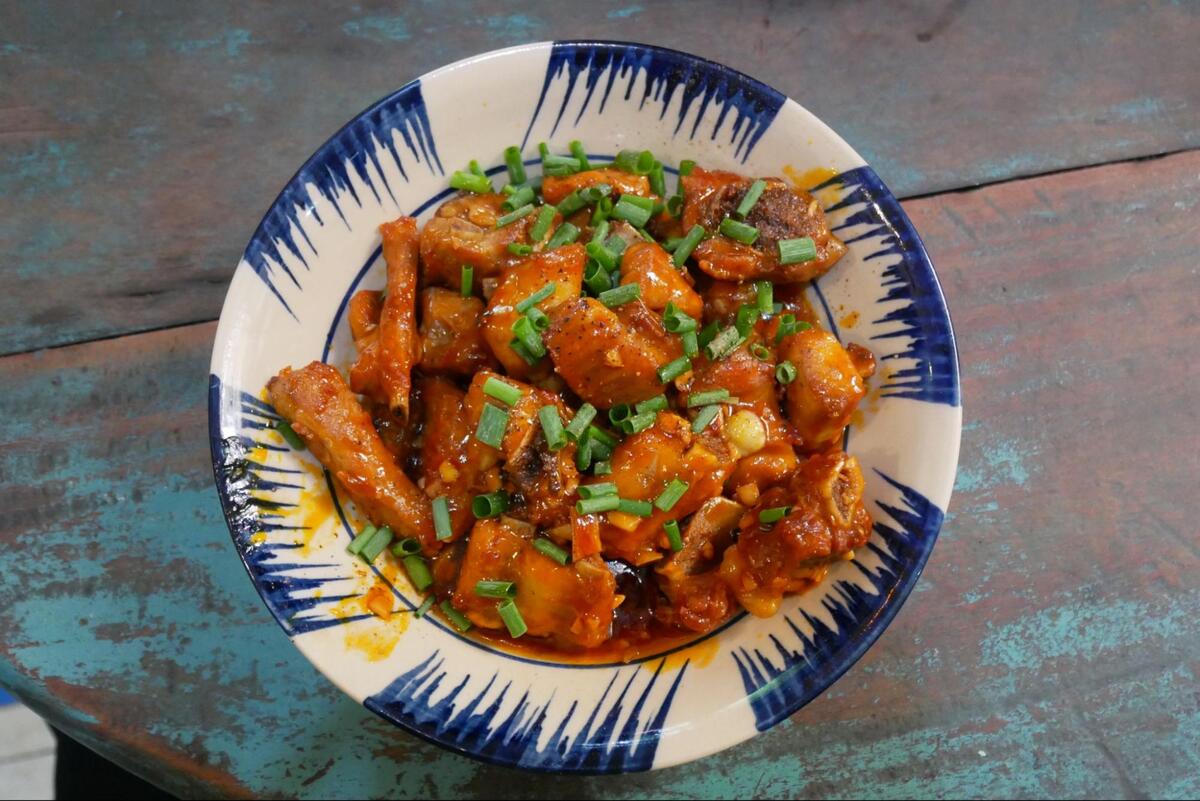 Sườn chua ngọt(甘酸っぱいソースのスペアリブ)：120,000VND(約680円)