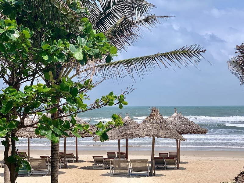 ミーケビーチ沿いの海の家