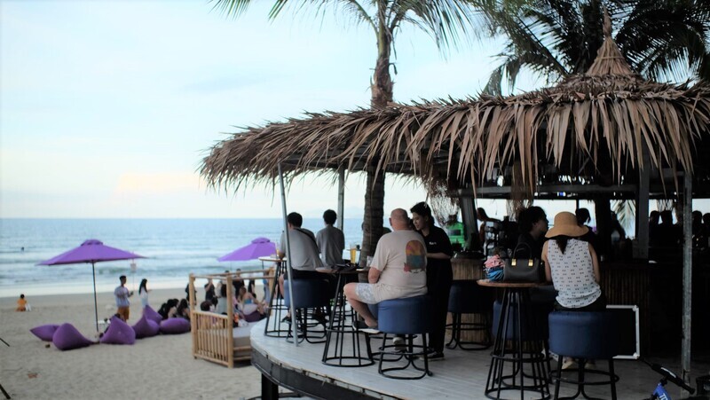 ミーケビーチ沿いのカフェ・バー