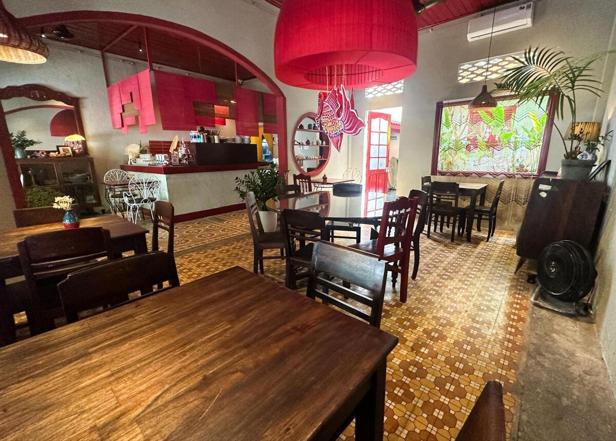 席数は、５卓、店外は４卓ほどのコンパクトなお店です。