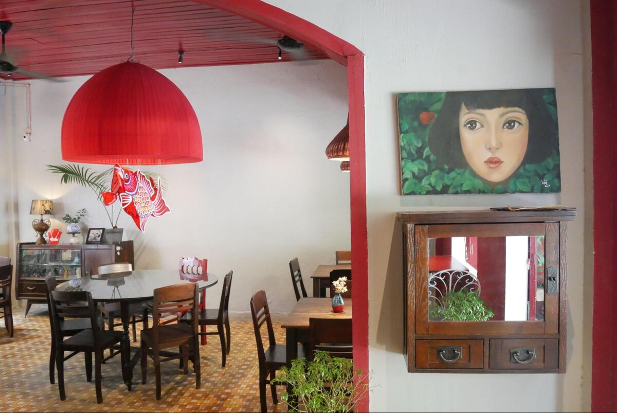 赤を基調としたデザインですが、ヴィンテージの家具と合わさり落ち着いた雰囲気です。