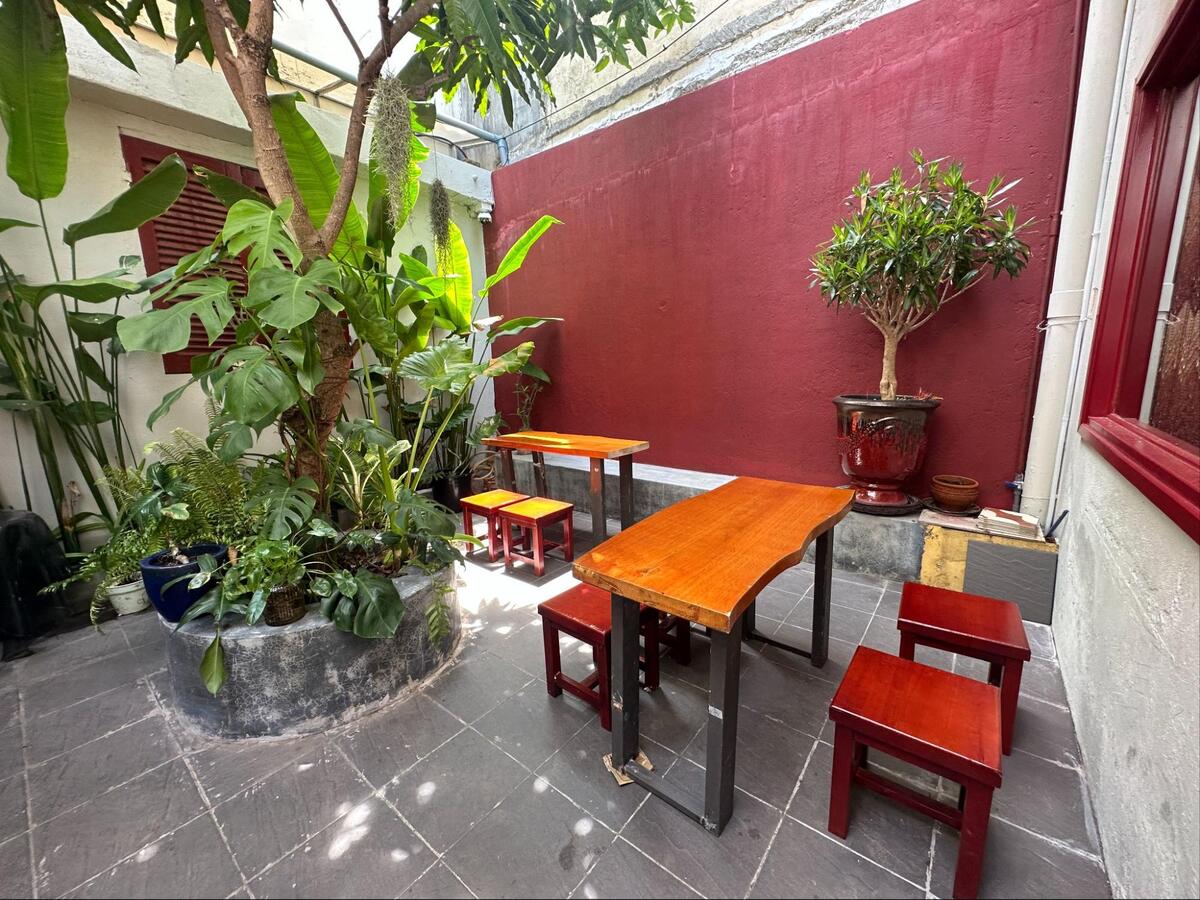 屋外の席は、お昼には日の光が入り心地良い空間です。