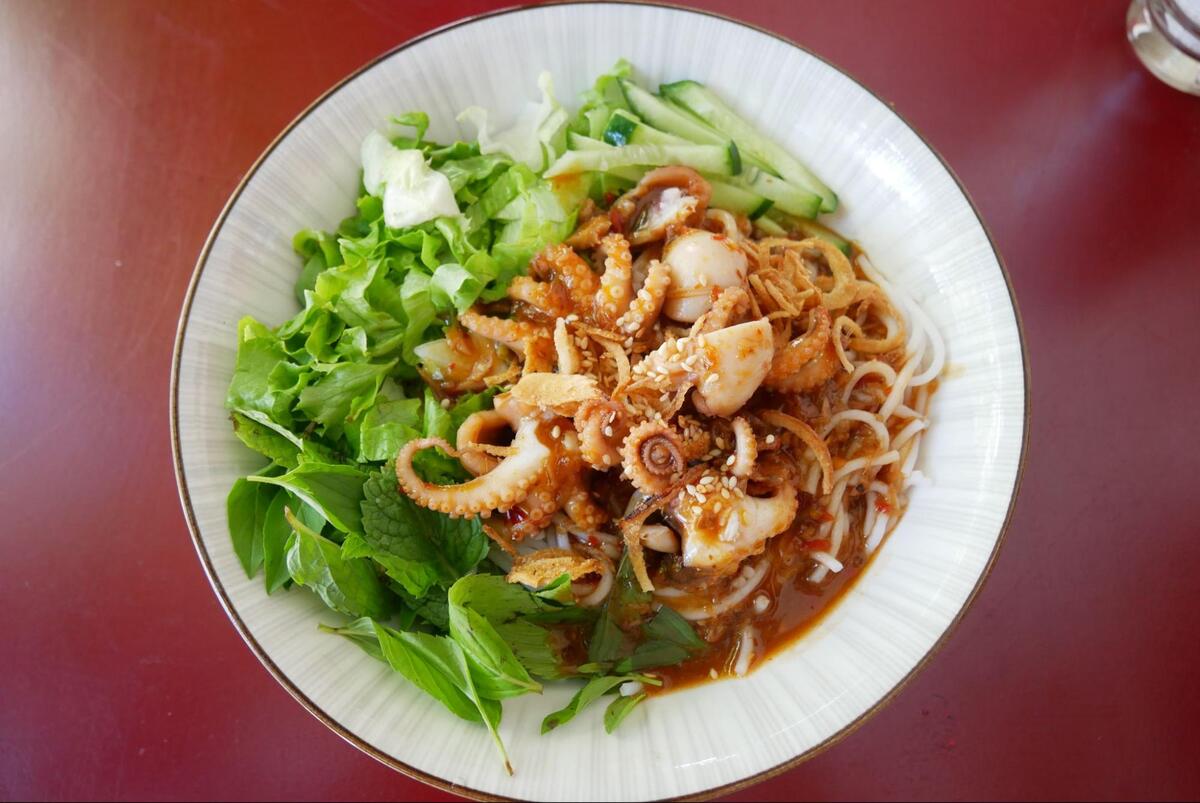 Bún bạch tuộc cay(ブンとタコの混ぜ麺)：42,000VND(約280円)