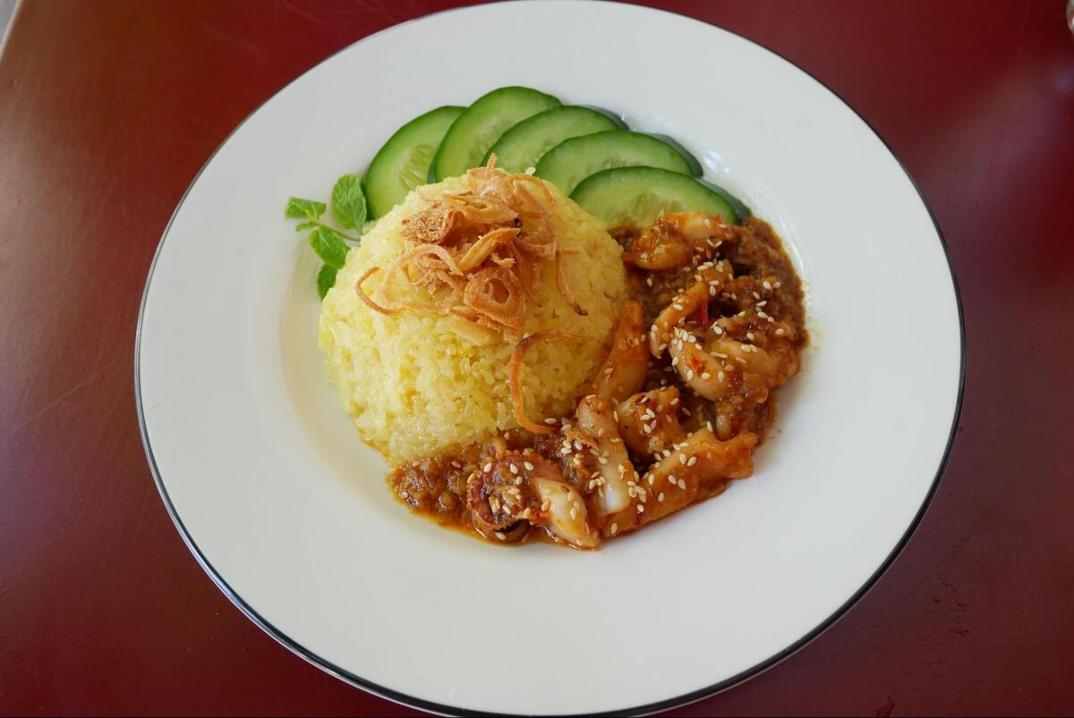 Xôi mực cay(おこわとスパイシーイカ炒め)：55,000VND(約320円)