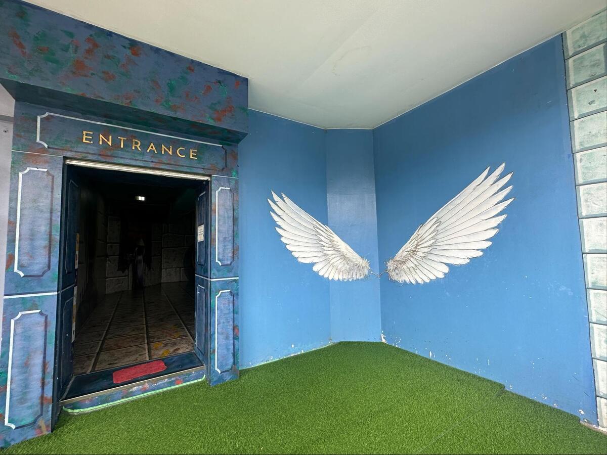 靴はスタッフに預け、中に入ります。