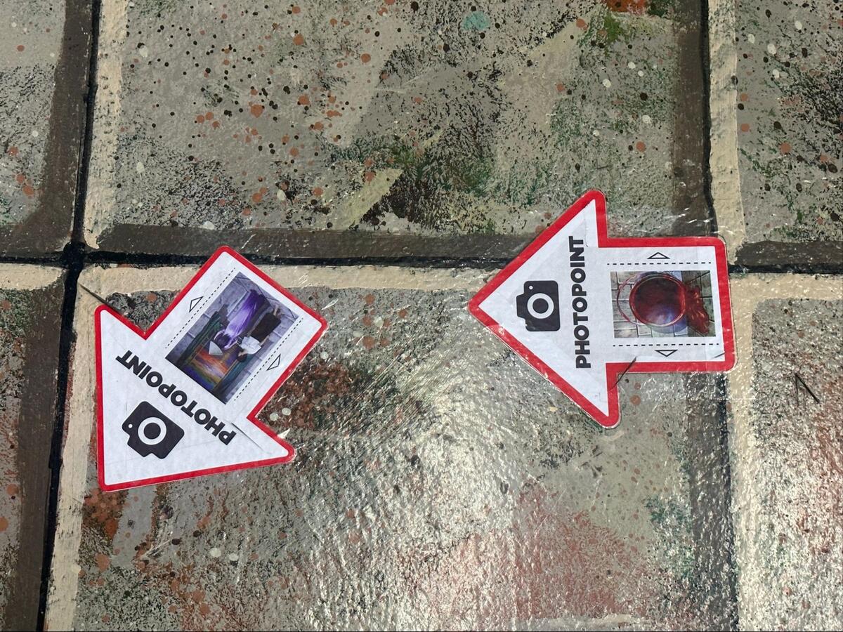 写真を撮る絵の前には、どこから撮ったらよいか目印があるのでわかりやすいです。