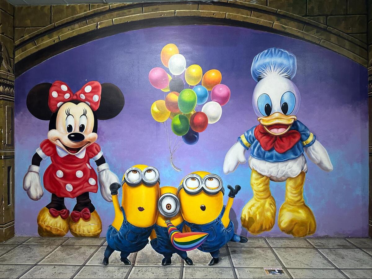 海外だからこそ許されるまさかのコラボレーション。