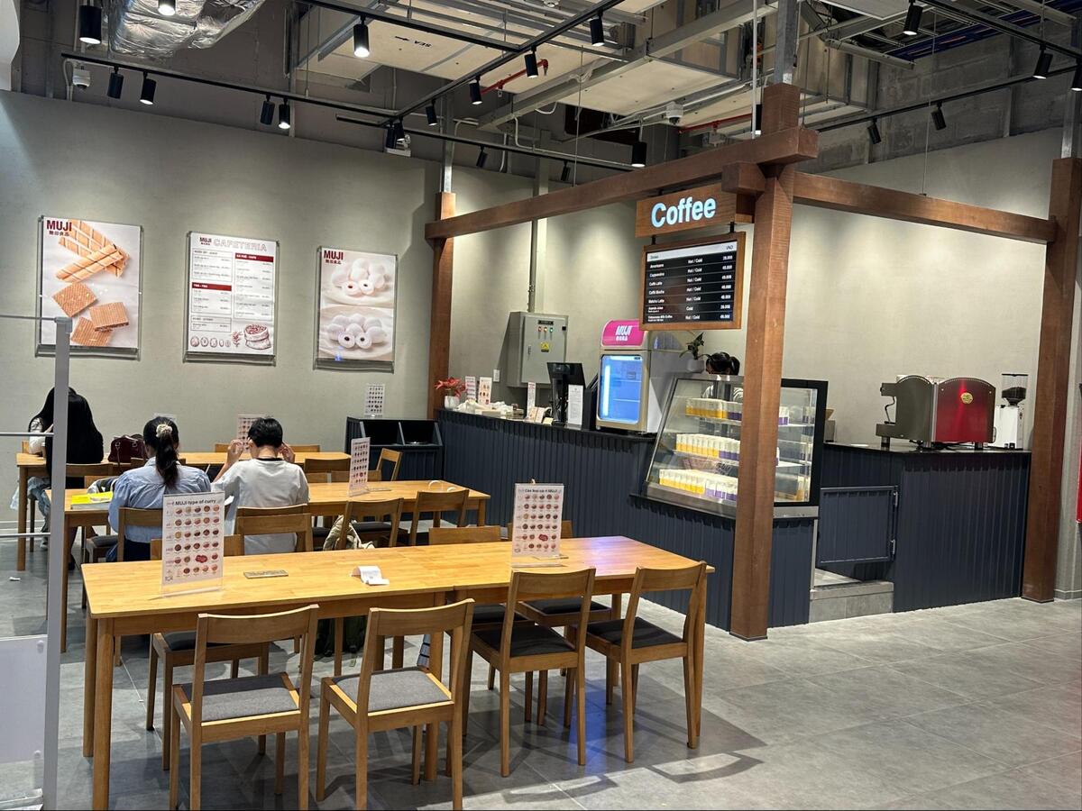 カフェスペースが併設されており、ジュースやお茶、コーヒーを29,000VND(約170円)〜頂くことが出来ます。