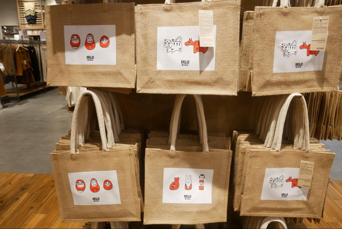 ベトナム人にも好まれそうな日本のだるまやこけしなどがペイントされたデザインもあります。