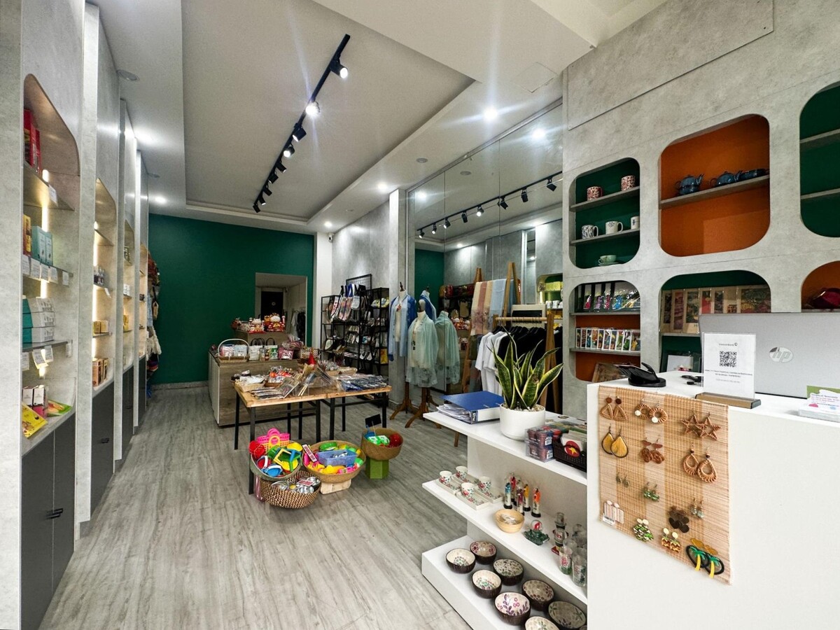 オーナーのかなこさんがセレクトした魅力的なお土産がぎゅっと詰まっています。