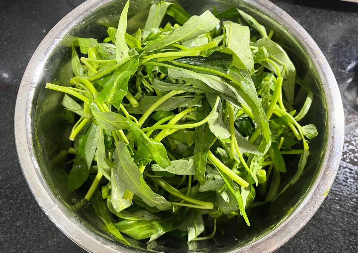 空芯菜を下ごしらえする