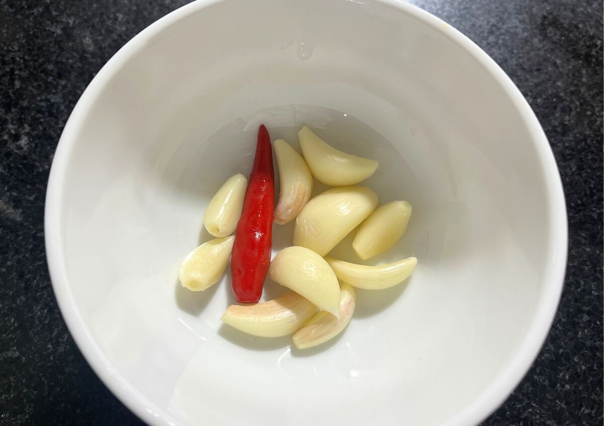 ニンニクと唐辛子を準備する