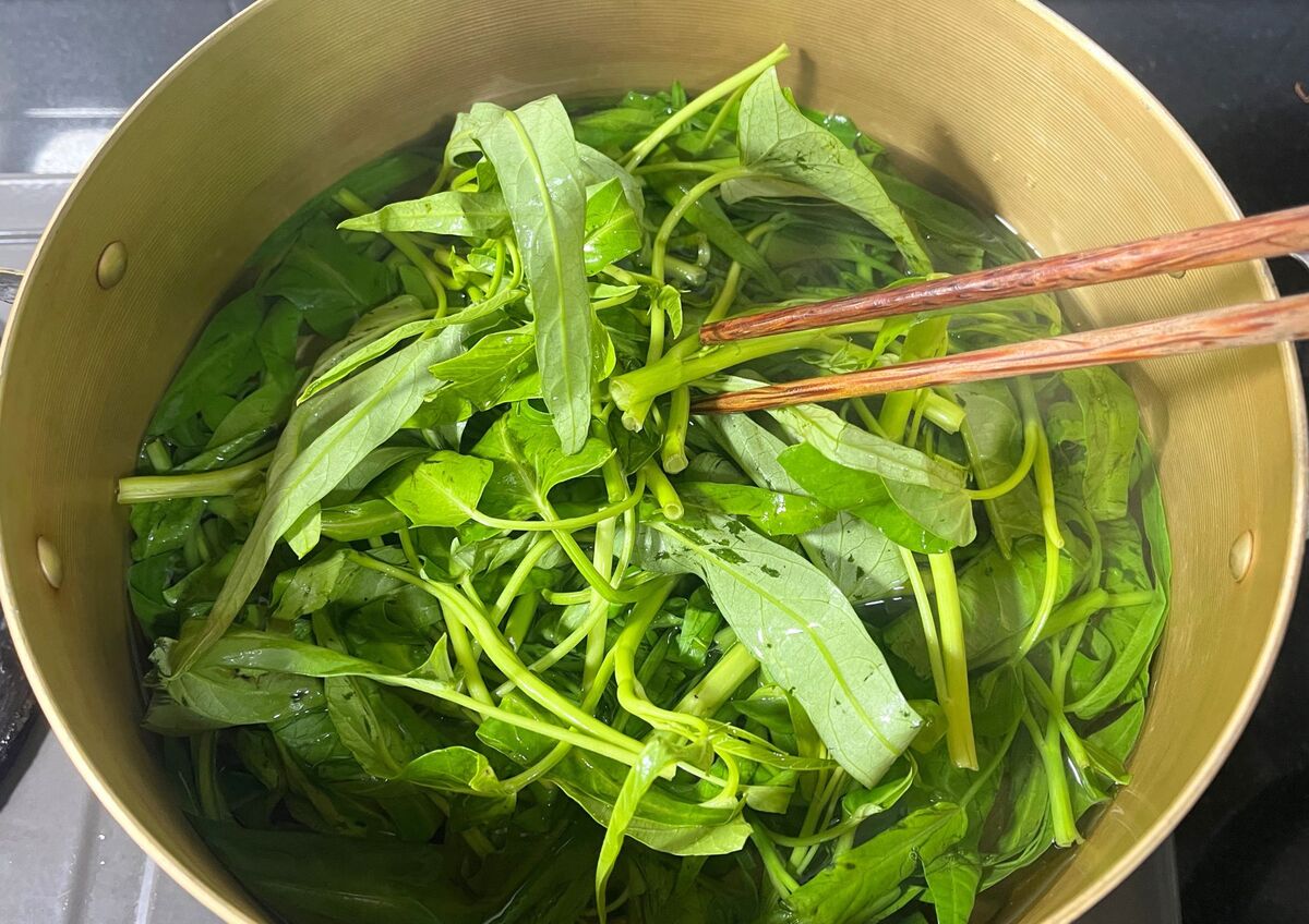 空芯菜を茹でます。