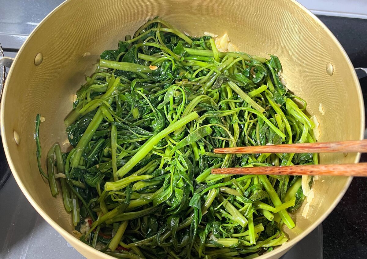 空芯菜を炒める