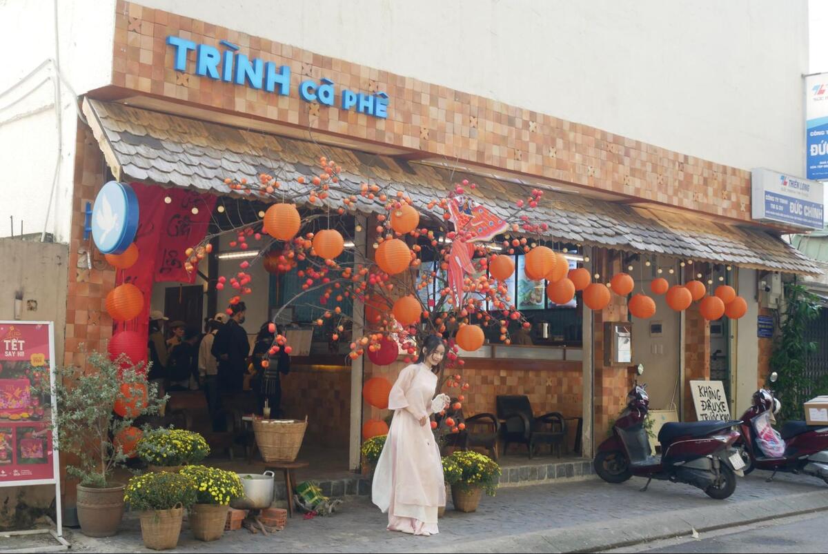 ダナン大聖堂から徒歩数分の距離にあるPham Hong Thai通り店舗のTrình Cà Phê。