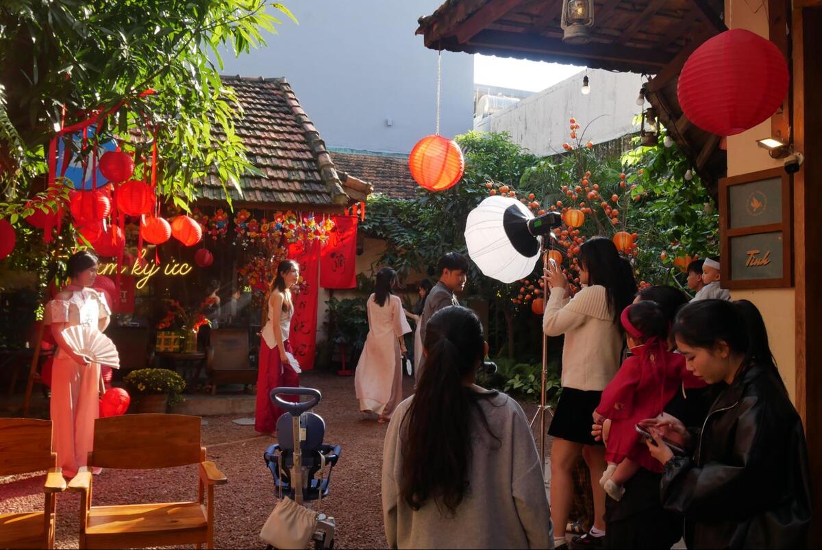 カメラマンに写真を頼んでとってもらう人もいるほど真剣です！