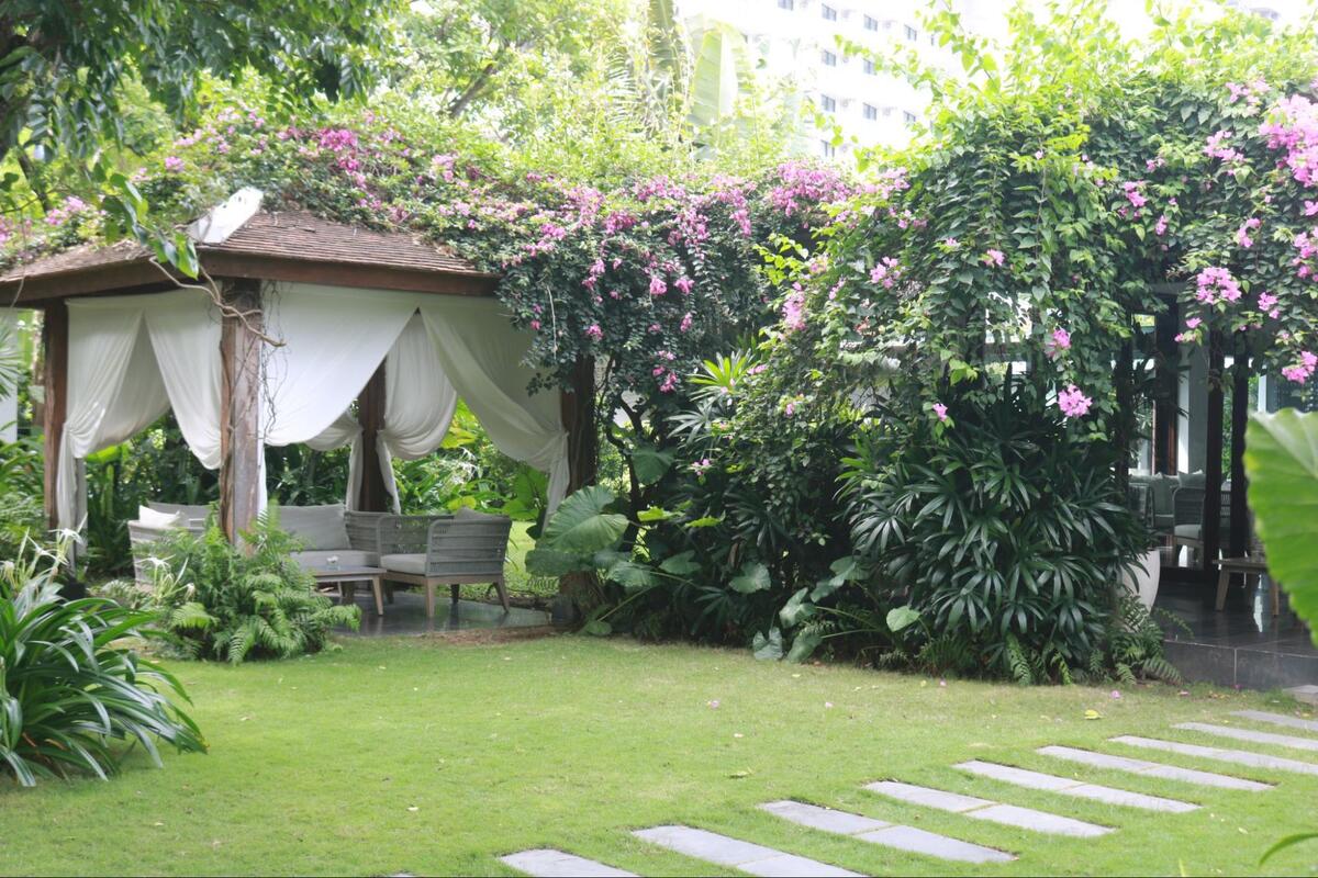 足を踏み入れると、そこはおとぎ話の世界に迷い込んだような素敵な庭が広がっています。