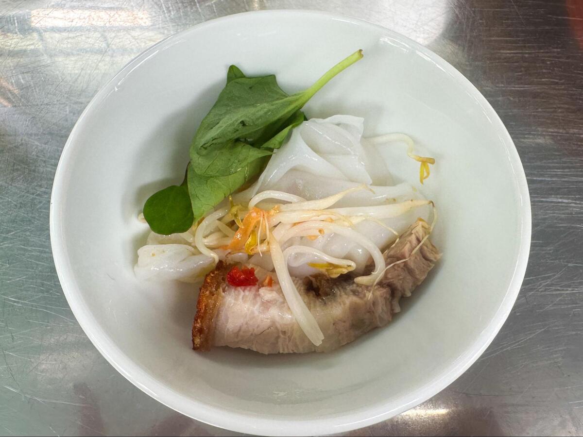 Bánh ướt heo quay Bà Sửu(