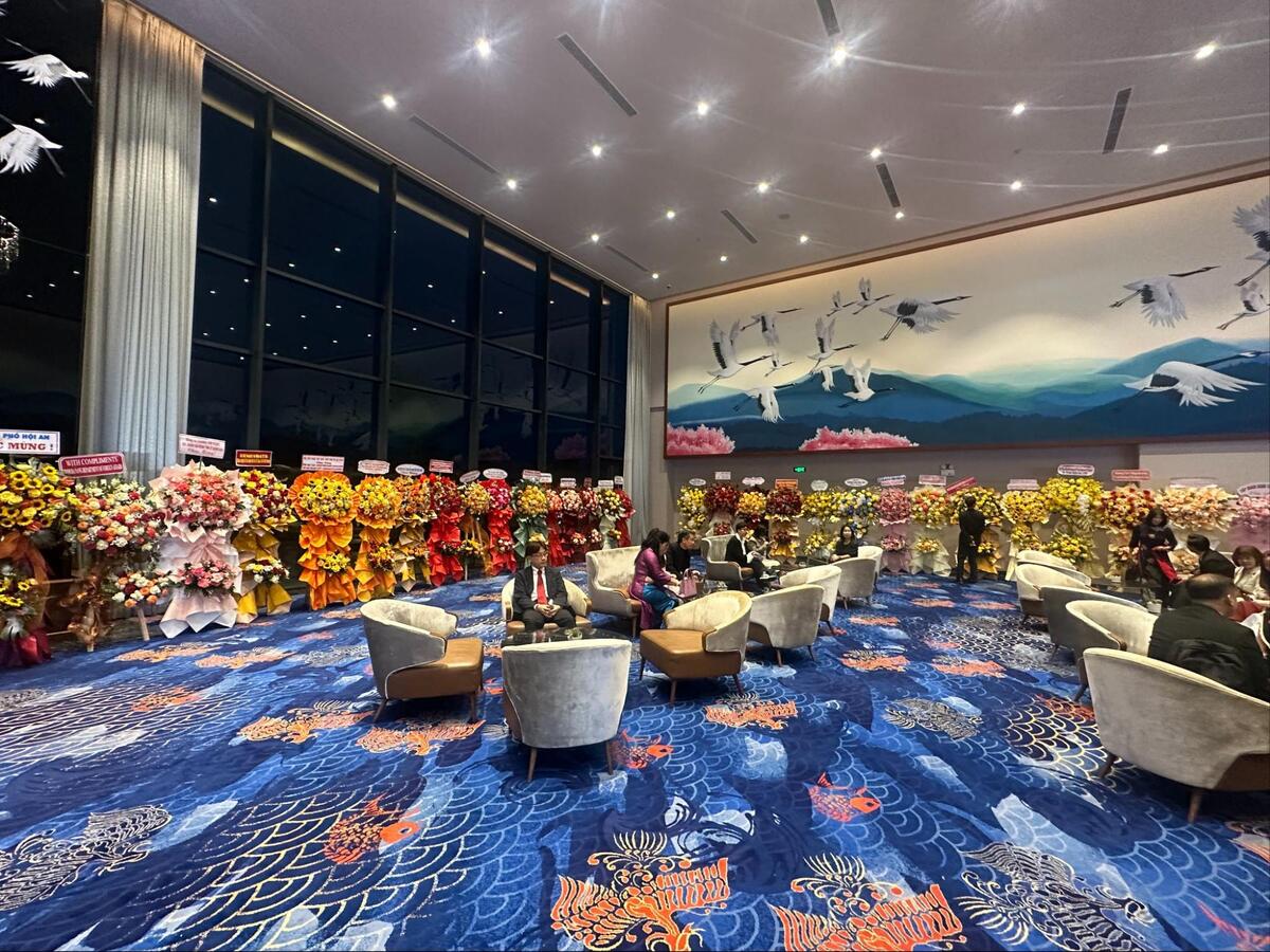 会場入口には各機関、企業、大学などから多くの祝花が飾られていました。