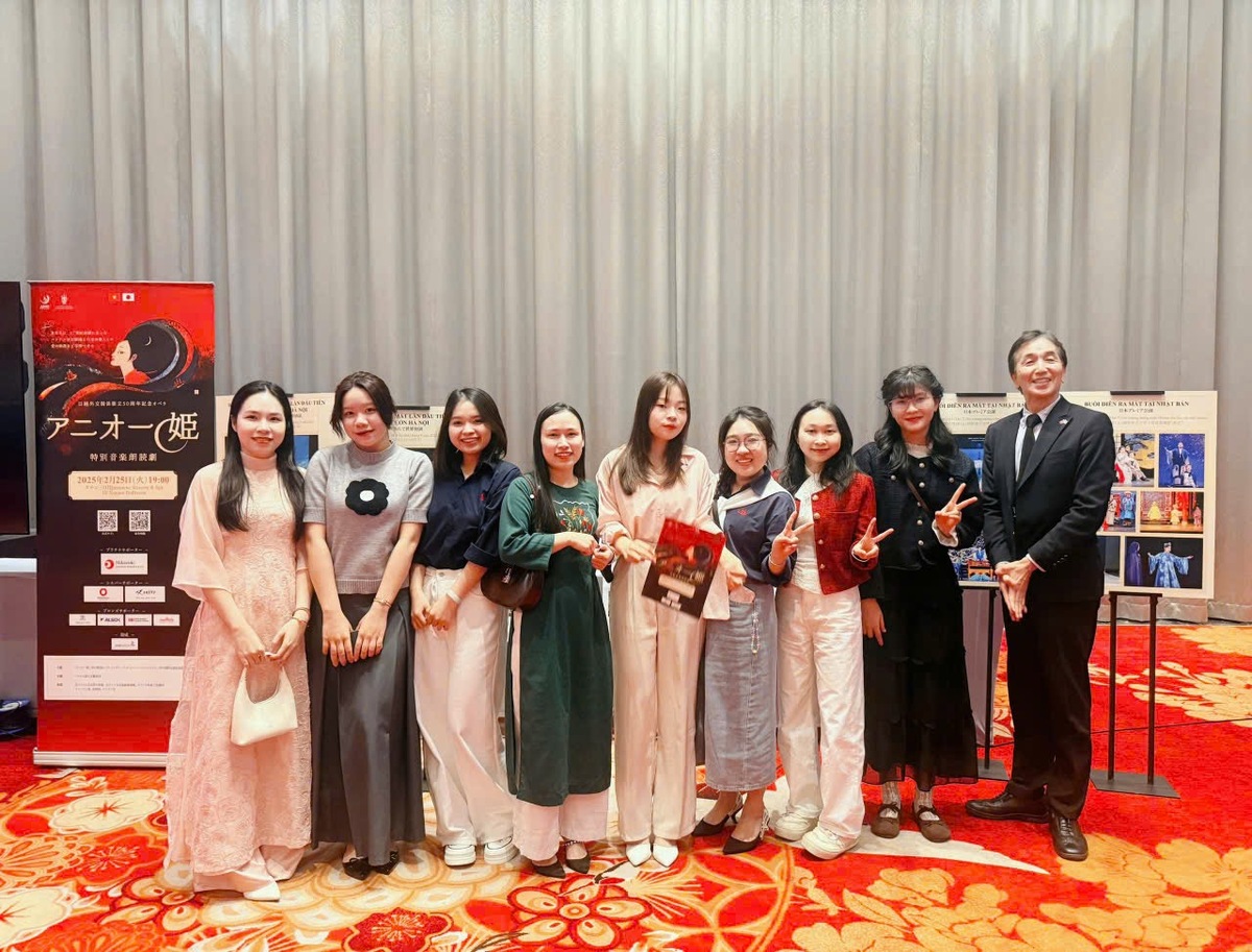 アニオー姫オペラ公演の紹介ブースでは、ズイタン大学日本語学部の生徒がボランティアで参加していました!