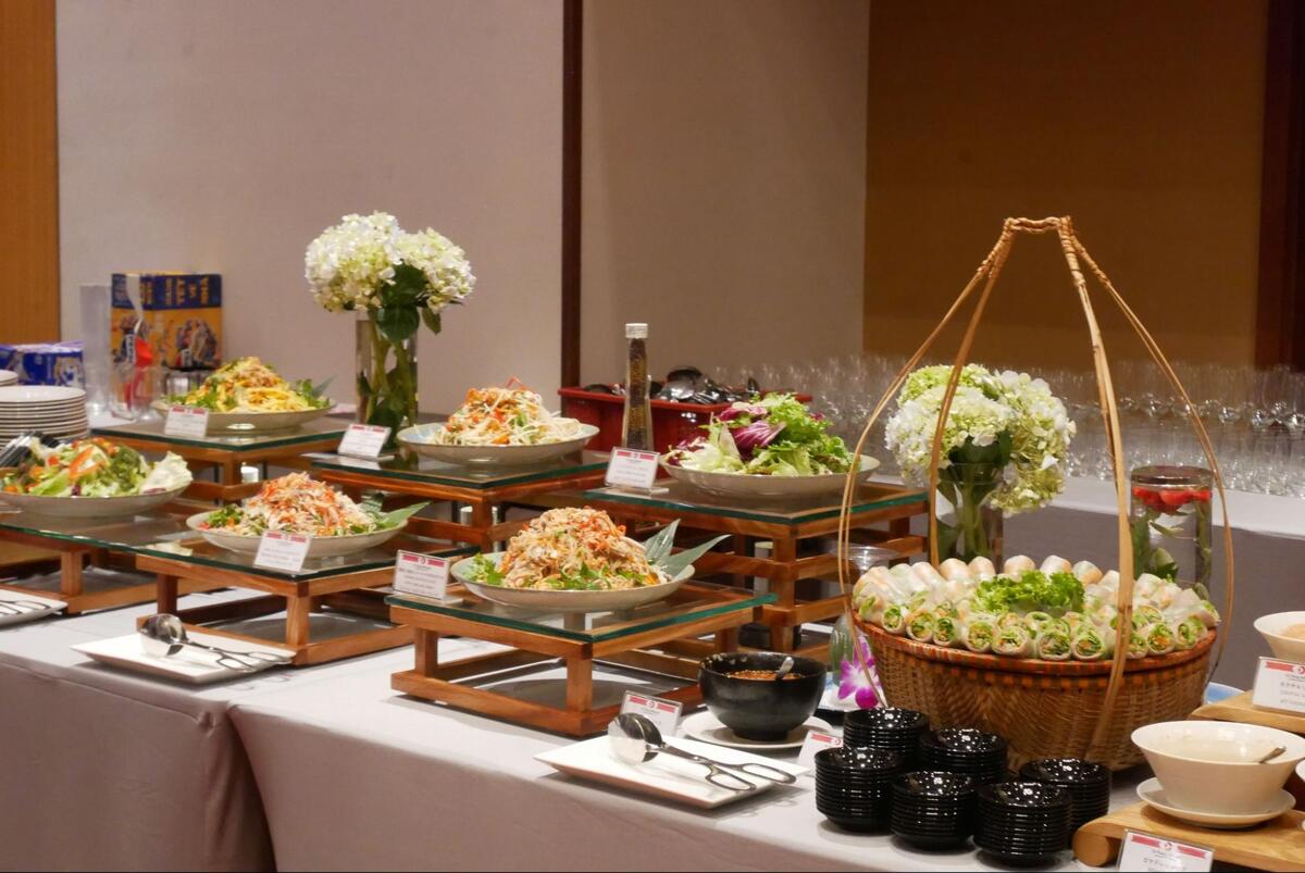 日本食やベトナム料理を立食ビュッフェ形式で頂きました。