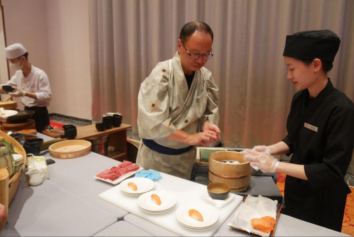 職人が握ってくれるお寿司は日本人はもちろん、ベトナム人からも大人気で列が途絶えませんでした。