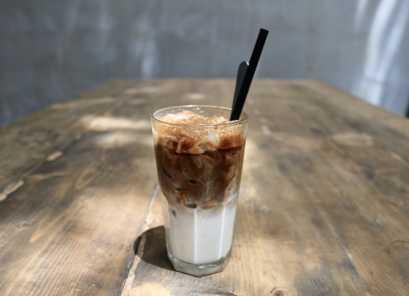 bạc xỉu（バクシウ：練乳ミルクコーヒー）25.000VND